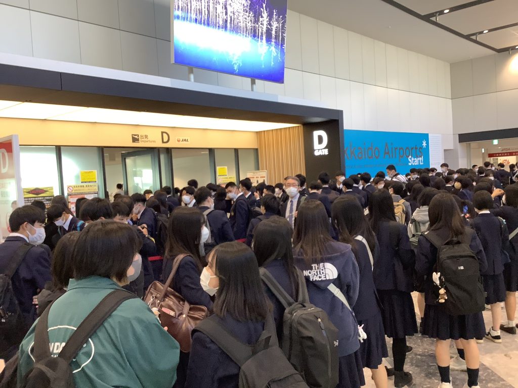 R4修学旅行写真録 第1日目 10月25日 新千歳空港 大阪 京都嵐山 北海道文教大学附属高等学校